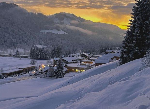 Außenansicht im Winter - Hotel im Allgäu - Torghele's Wald + Fluh 