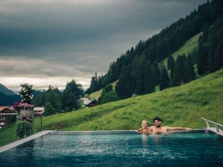 Family Spa Torghele's Wald + Fluh - Wellnesshotel im Allgäu - Infinity Pool im Regen