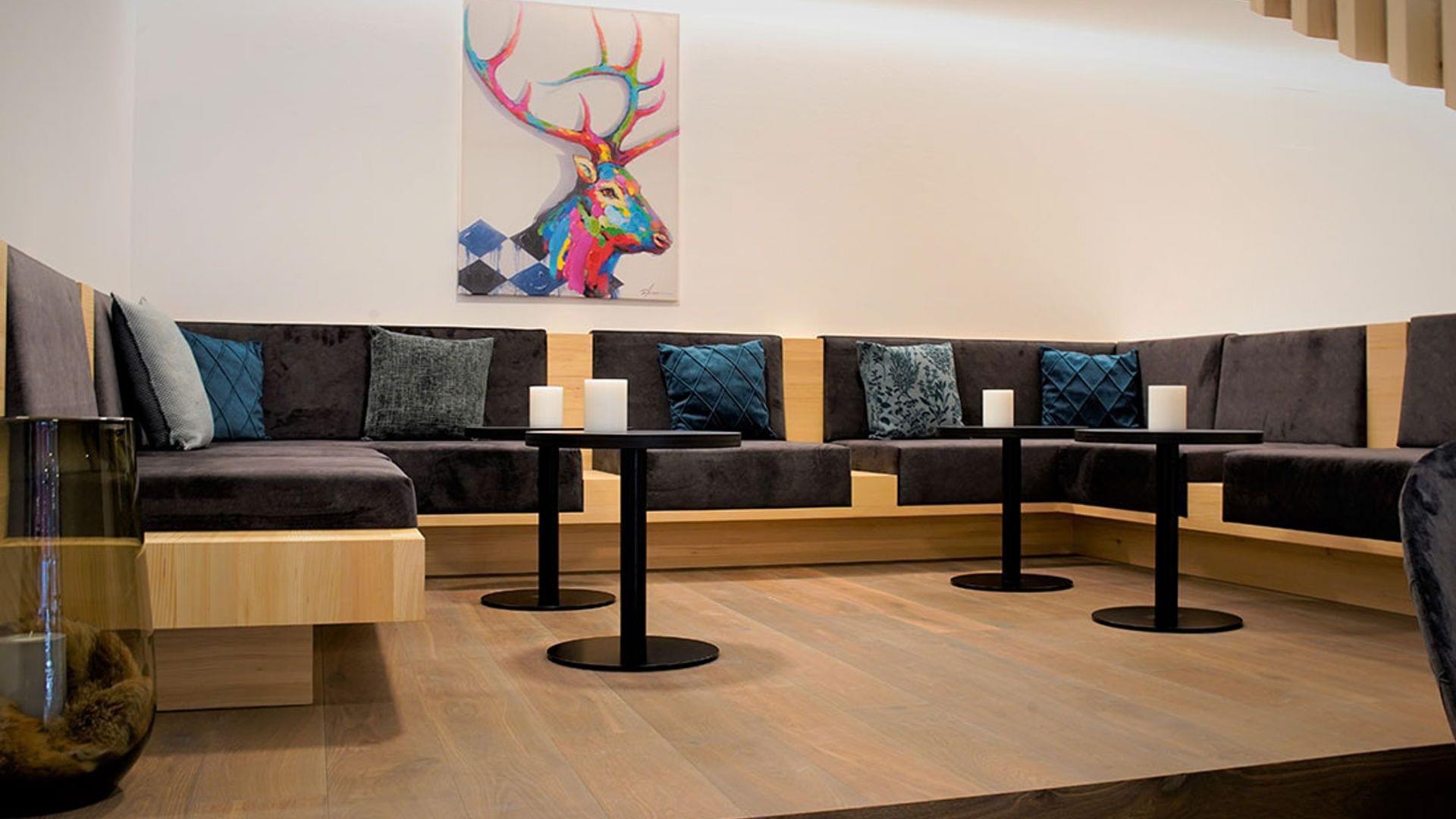  Hotel im Allgäu - Torghele's Wald + Fluh - Bar mit Wohnzimmer Atmosphäre