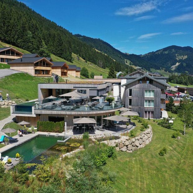 Außenansicht Hotel Sommer - Torghele's Wald + Fluh