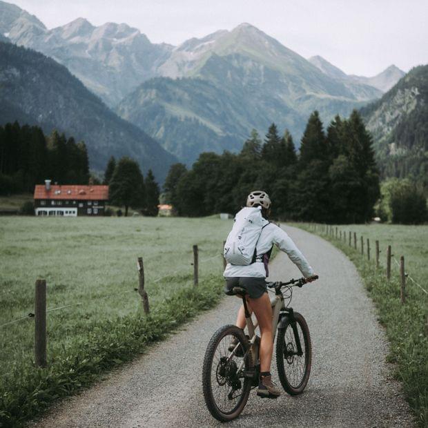 Bikeurlaub im Allgäu auf traumhaften Wegen durch die Berglandschaft.
