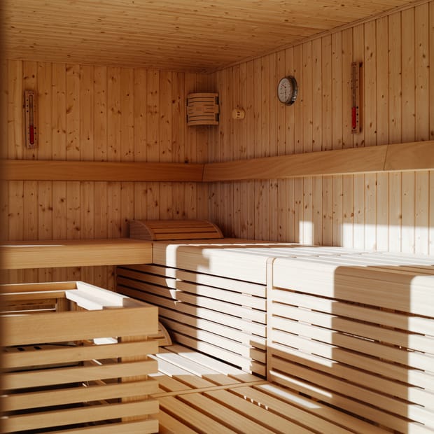 Innenraum einer modernen Holzsauna mit gestuften Holzbänken und warmem Licht.