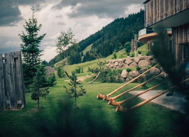 Hotel im Allgäu - Torghele's Wald + Fluh - Außenansicht Sommer mit Alphornbläsern