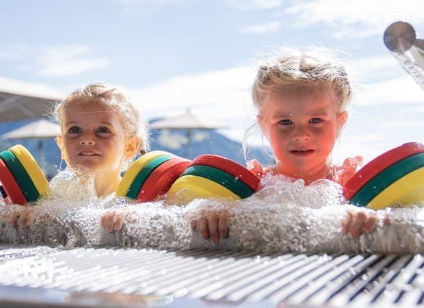 Familienurlaub im Allgäu - Badespaß im Pool - Familienhotel Torghele's Wald + Fluh