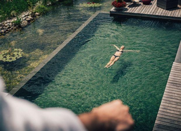 Torghele's Wald + Fluh - Wellnesshotel im Allgäu - Bergquell Badeteich