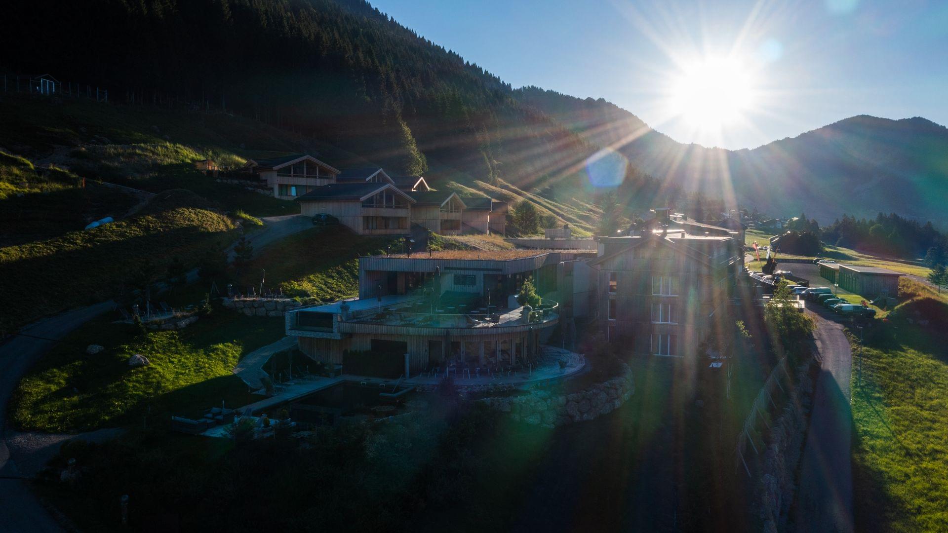 Wellnesshotel Torgheles Wald + Fluh im Allgäu - Aussenansicht Sommer