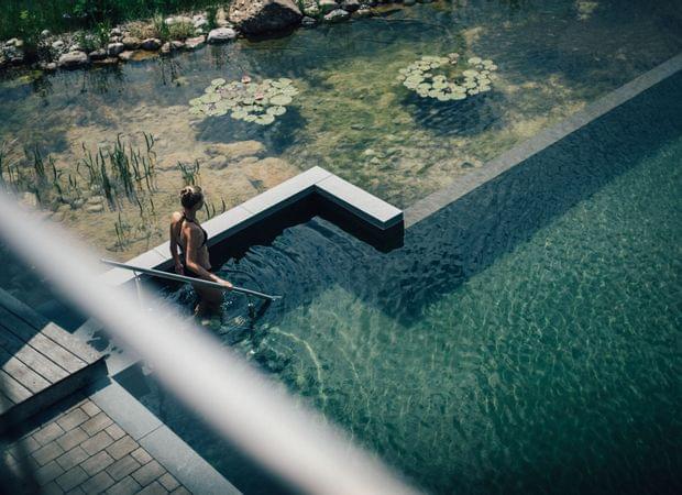 Torghele's Wald + Fluh - Wellnesshotel im Allgäu - Bergquell Badeteich