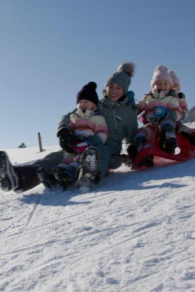 Rodelspaß für die ganze Familie – direkt am Hotel!