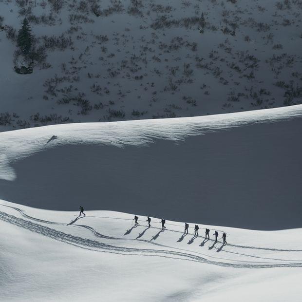 Skitourengeher in einer verschneiten Bergkette