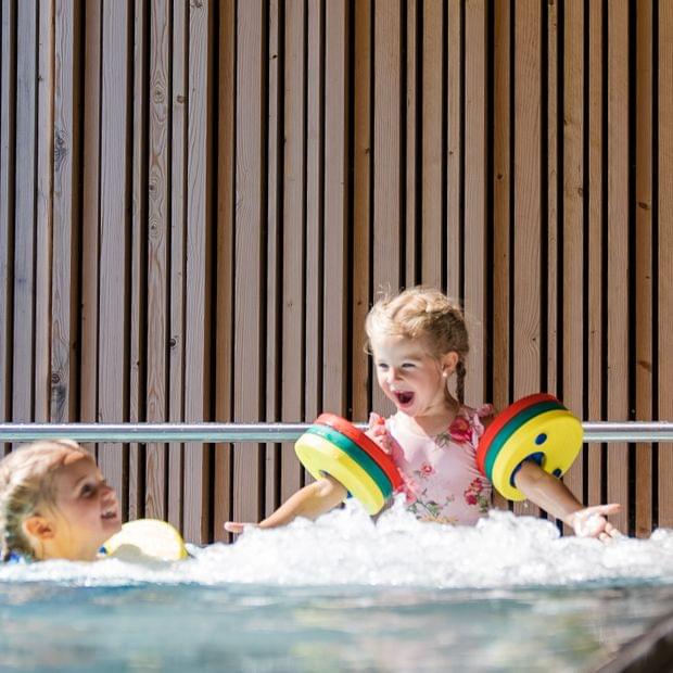 Wellnessurlaub mit der Familie - Pool im Familienspa - Torghele's Hotel + Fluh