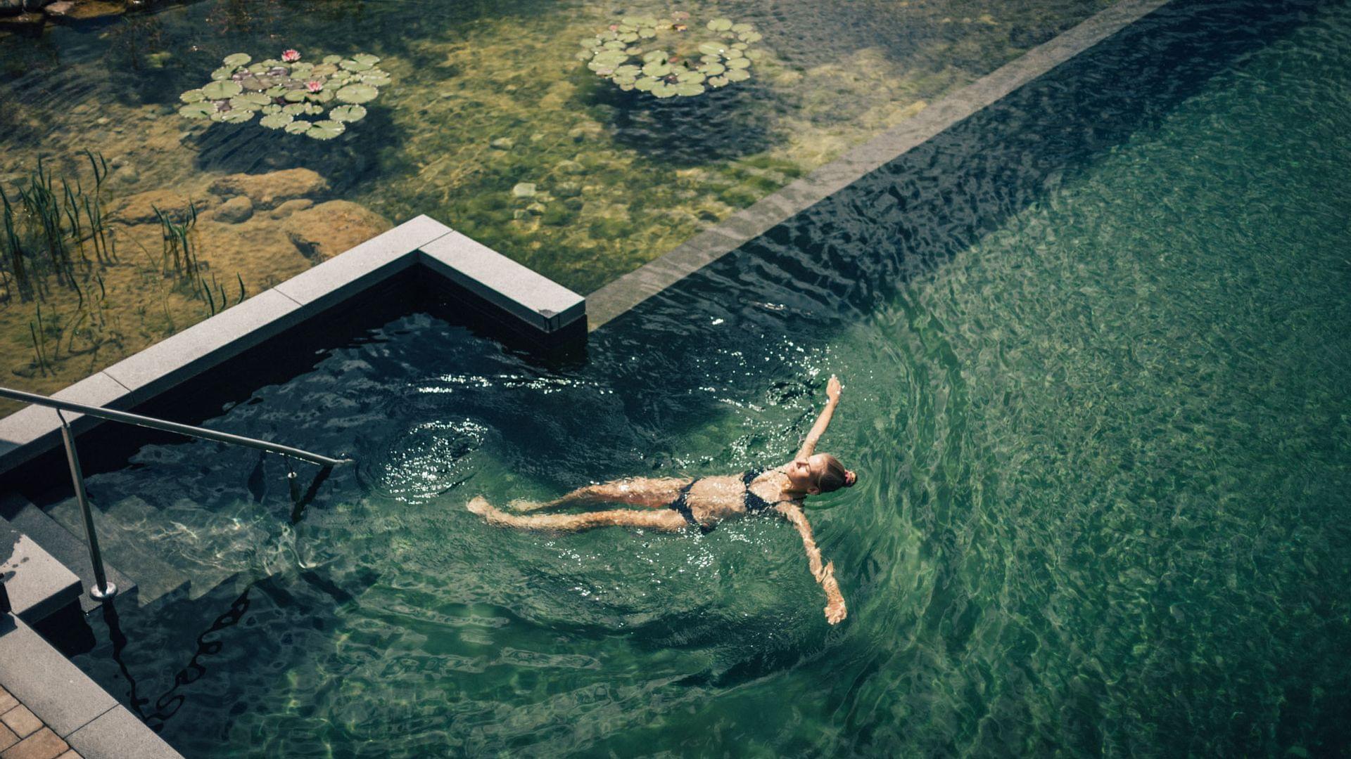 Torghele's Wald + Fluh - Wellnesshotel im Allgäu - Bergquell Badeteich