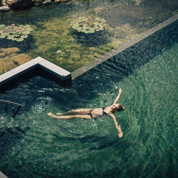 Torghele's Wald + Fluh - Wellnesshotel im Allgäu - Bergquell Badeteich