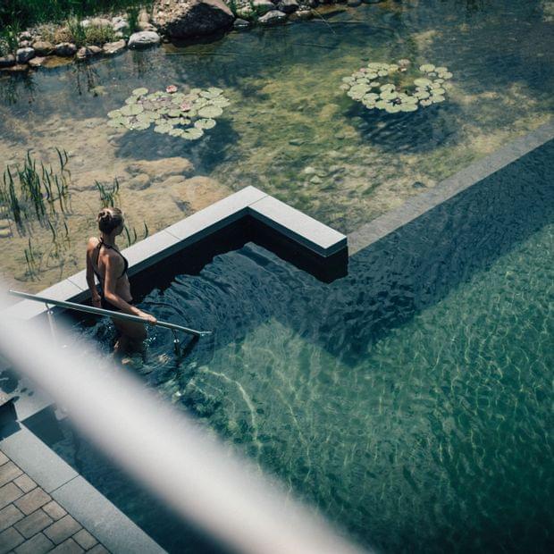 Torghele's Wald + Fluh - Wellnesshotel im Allgäu - Bergquell Badeteich